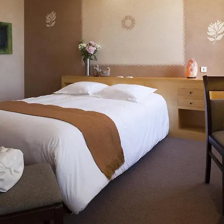 호텔 Logis Hotel-restaurant Le Commerce 3*